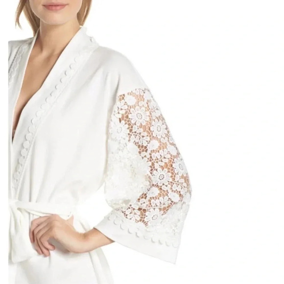 Flora Nikrooz Lana Robe Large Lace Sleeves - Picture 8 of 16